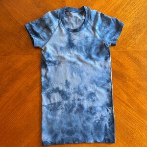 lululemon athletica Blue Tie-Dye Short Sleeve Swiftly Tech Tee Size 2